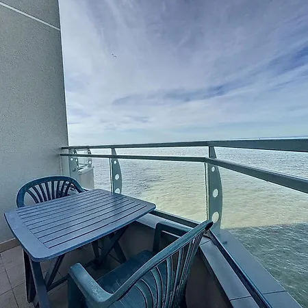 Avec Balcon, Proche Des Plages Et Commerces - Fr-1-361-89