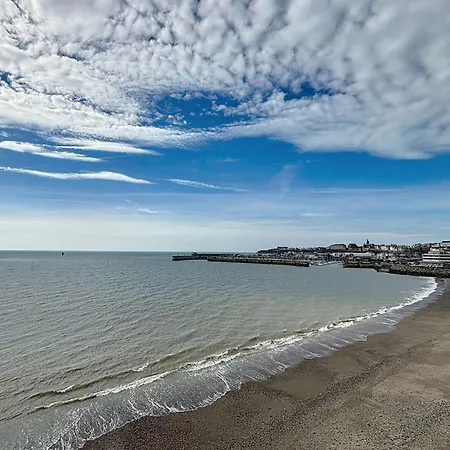 Avec Balcon, Proche Des Plages Et Commerces - Fr-1-361-89 Granville