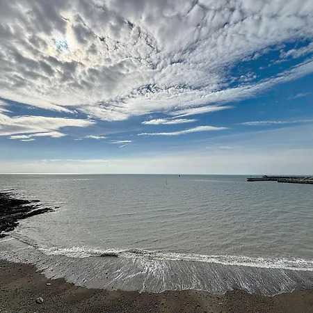 Avec Balcon, Proche Des Plages Et Commerces - Fr-1-361-89