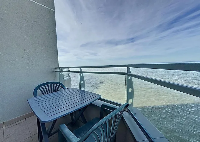 Avec Balcon, Proche Des Plages Et Commerces - Fr-1-361-89